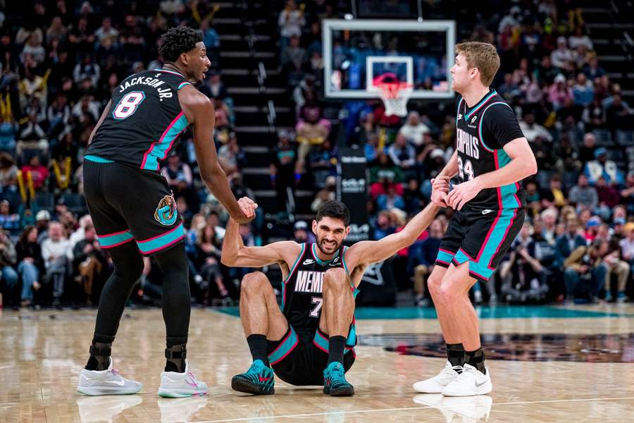 Aldama, ayudado a levantarse por sus compañeros Aldama, ayudado a levantarse por sus compañeros