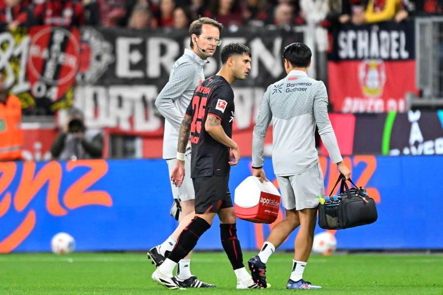 Exequiel Palacios nach der Behandlung durch die Mannschaftsärzte.