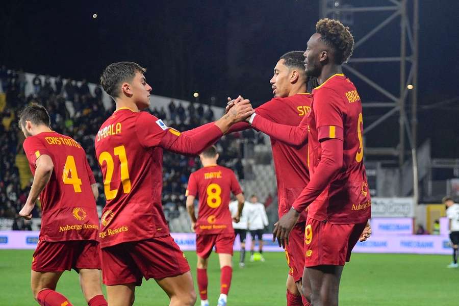 Roma vence Spezia (2-0) e entra em zona de Liga dos Campeões