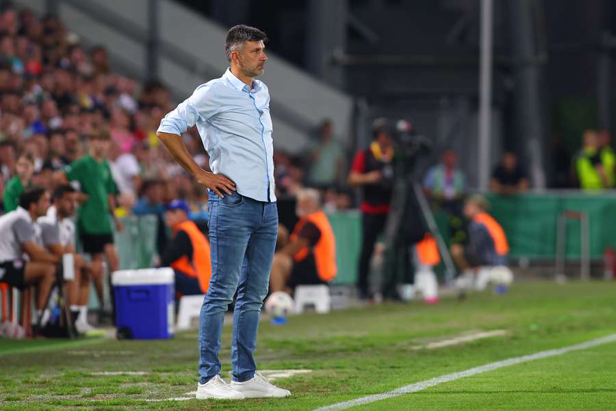 Staňo sleduje svojich zverencov proti Hajduku. Staňo sleduje svojich zverencov proti Hajduku.