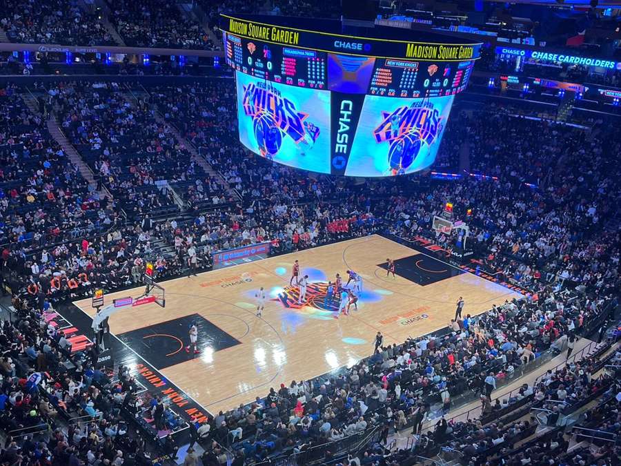 Madison Square Garden recebeu o duelo entre Knicks e Sixers na rodada de natal