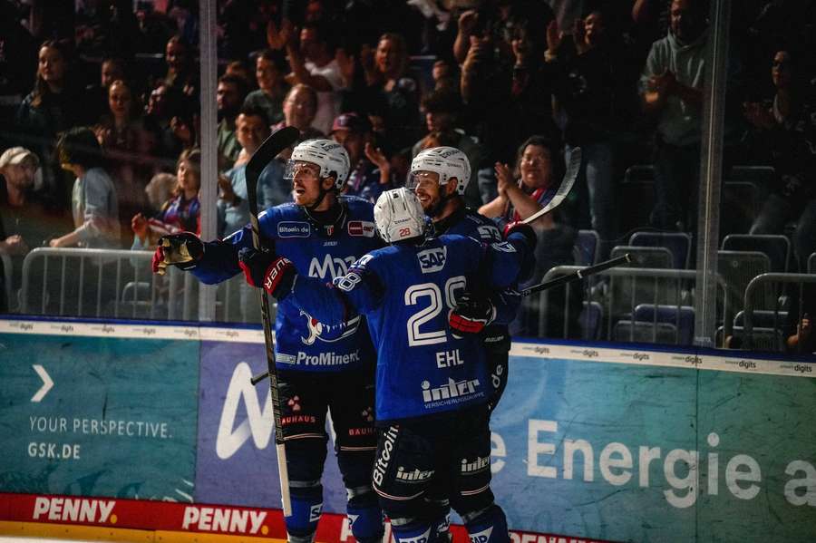 Mannheim feiert das Tor von Tom Kühnhackl
