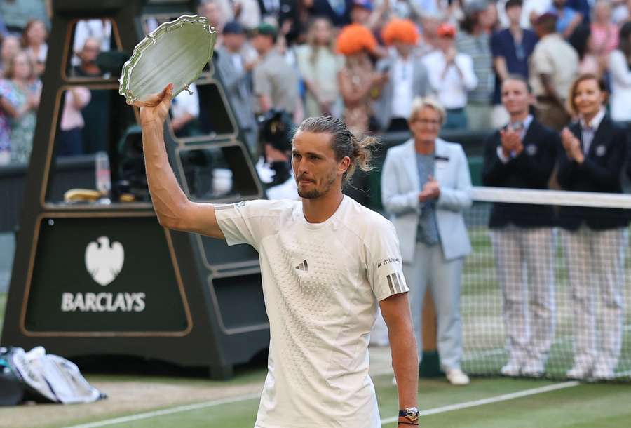 Alexander Zverev dopo la sconfitta a Wimbledon contro Jannik Sinner Alexander Zverev dopo la sconfitta a Wimbledon contro Jannik Sinner