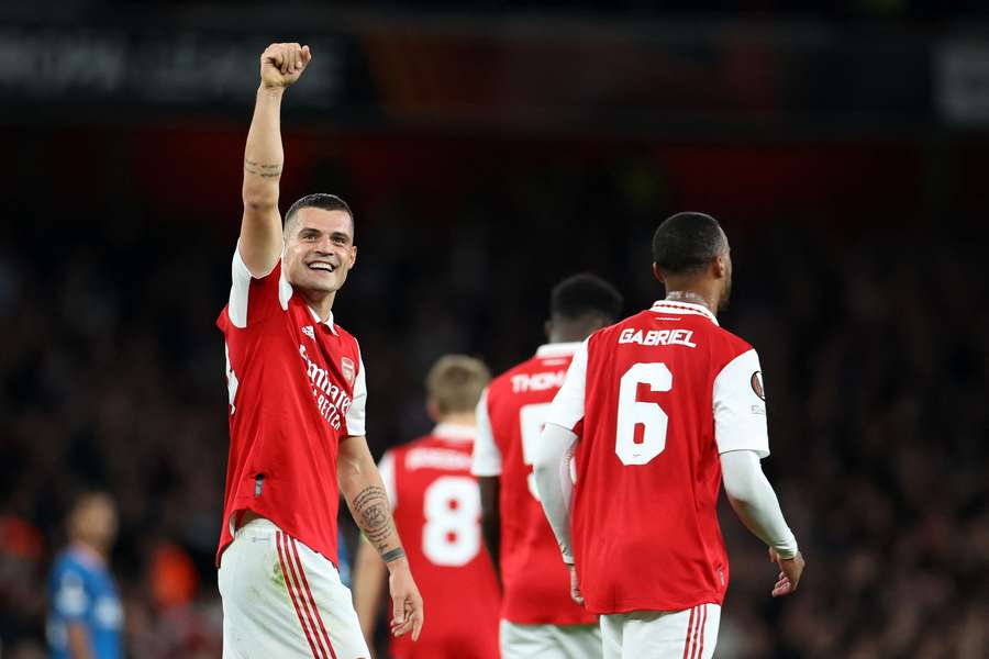 Arsenal už má jistý postup do play off Evropské ligy, PSV doma gólem Xhaky porazil 1:0
