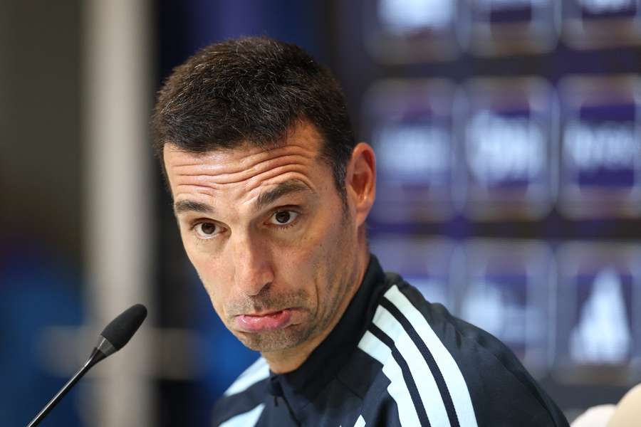 Scaloni, con un extraño gesto Scaloni, con un extraño gesto