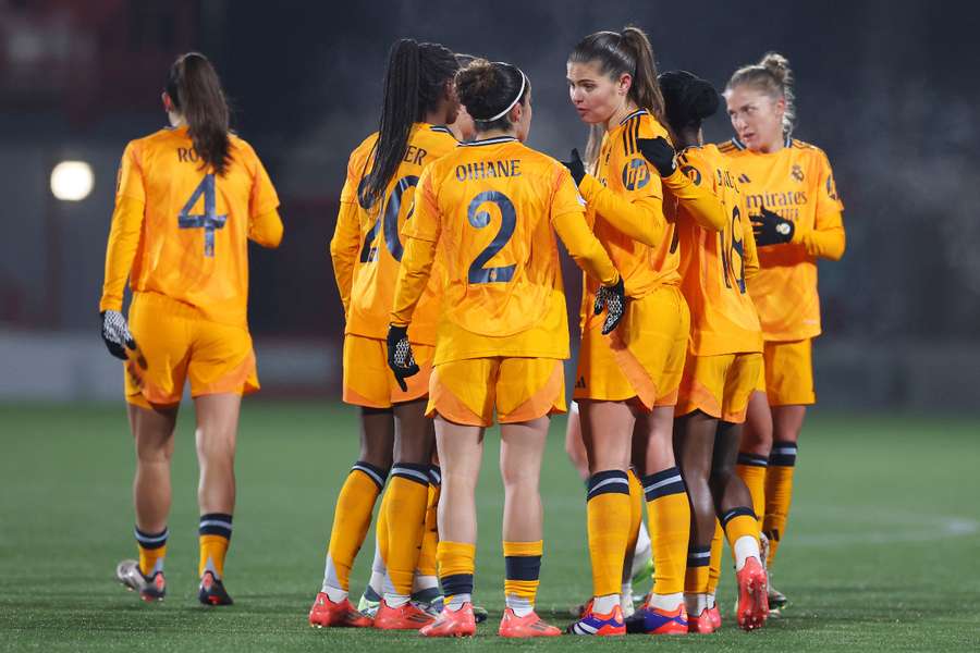 Las jugadoras del Madrid celebran su primer gol en Glasgow