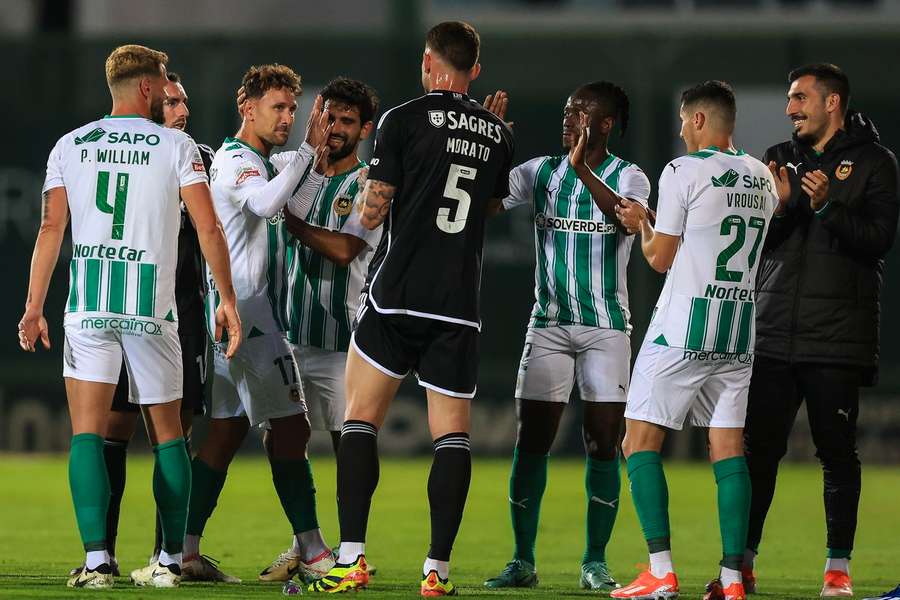Equipas fizeram guarda de honra ao minuto 17