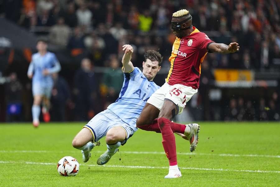 Victor Osimhen (45) of Galatasaray and Ben Davies (rear) of Tottenham Hotspur compete