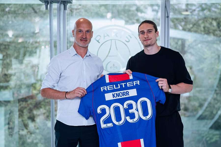 Juri Knorr posant avec son nouveau maillot.