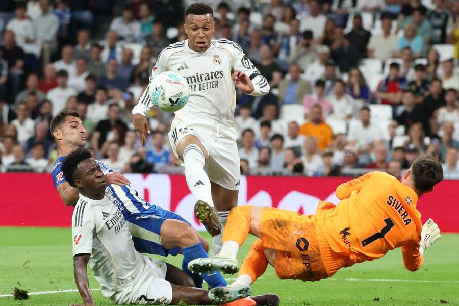 Mbappé trata de salir del embrollo