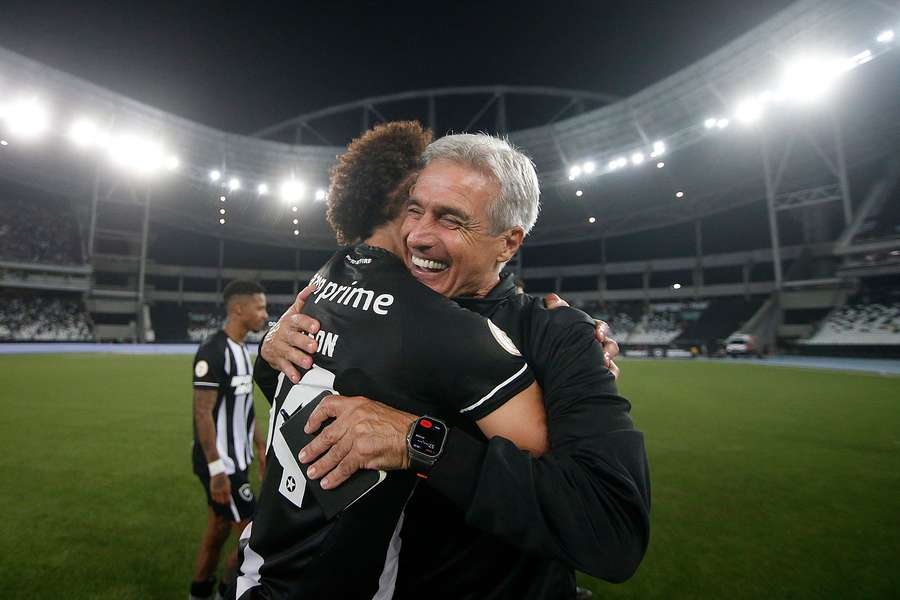 O técnico Luis Castro comemorando vitória contra o Fluminense