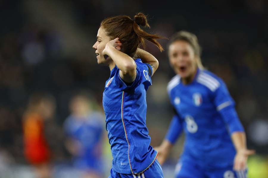 Manuela Giuglianová oslavuje gól.