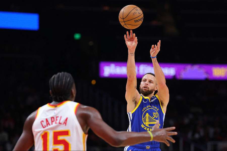 Stephen Curry marcou 60 pontos para os Golden State Warriors, mas a equipa perdeu por 141-134 no prolongamento em Atlanta, num jogo de suspense da NBA