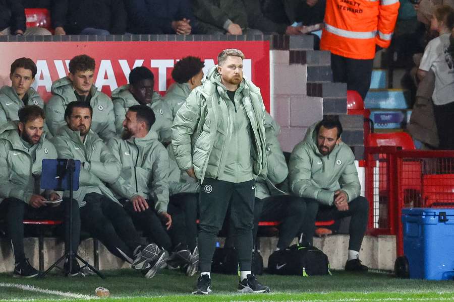 Calum McFarlane sur le banc des U21 de Chelsea.