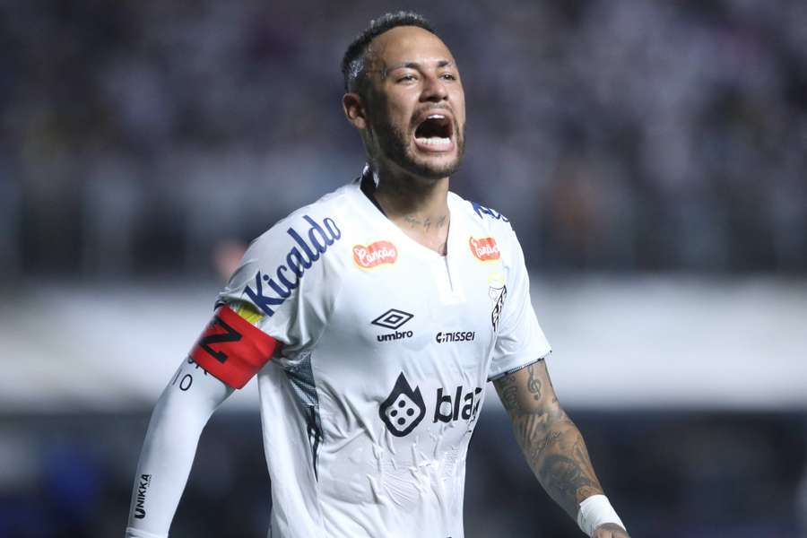 Neymar mostró su genio en su estreno en el Limeirão