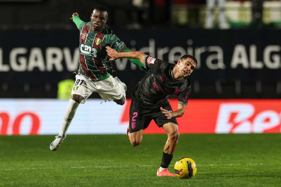 Victor Gómez em ação contra o Estrela da Amadora