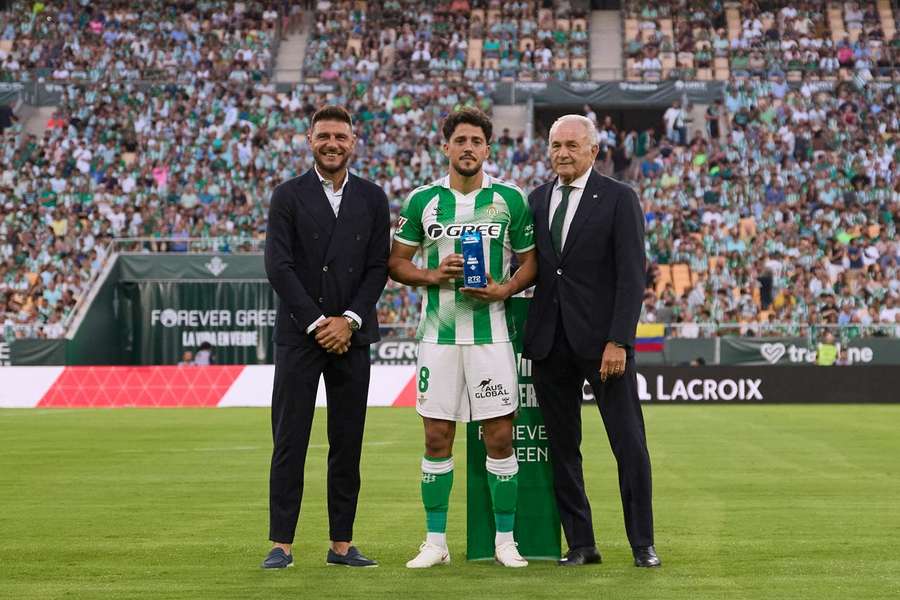 Fornals, con Joaquín a la izquierda y Gordillo a la derecha Fornals, con Joaquín a la izquierda y Gordillo a la derecha