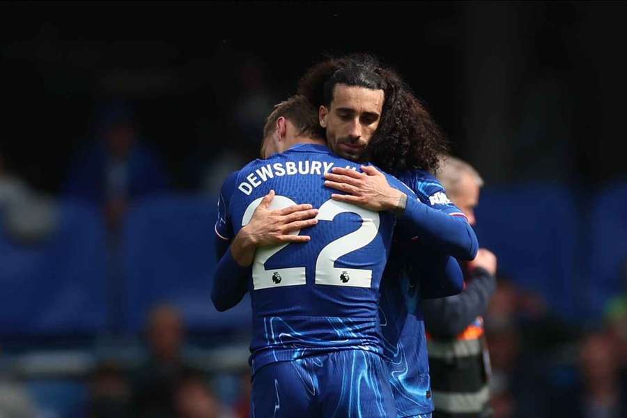 Die Chelsea-Profis Dewsbury-Hall und Cucurella feiern den Sieg gegen Everton