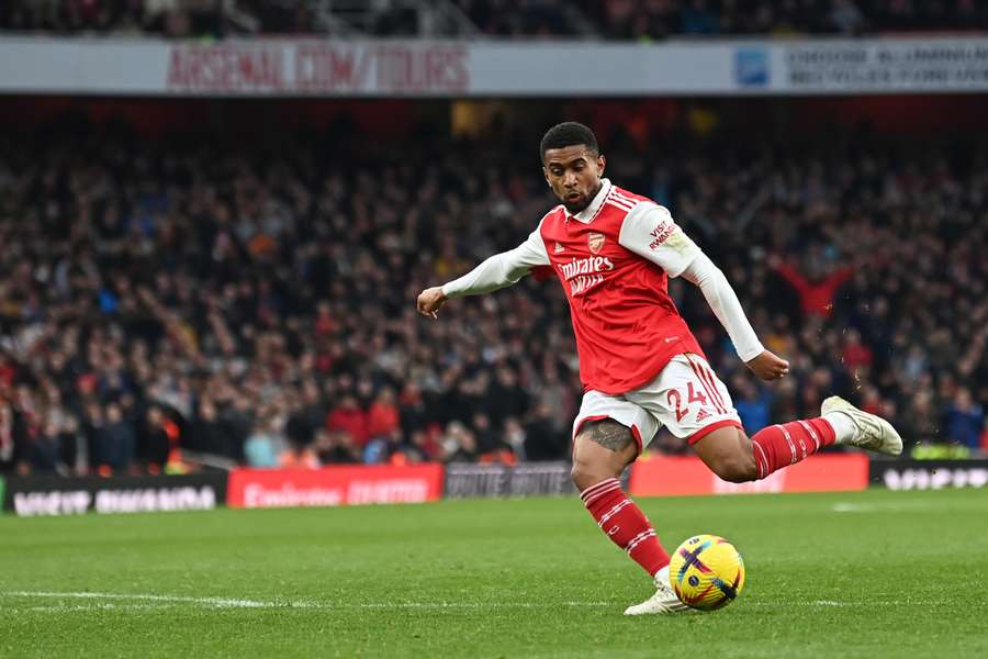 Nelson chuta para marcar o gol da vitória do Arsenal