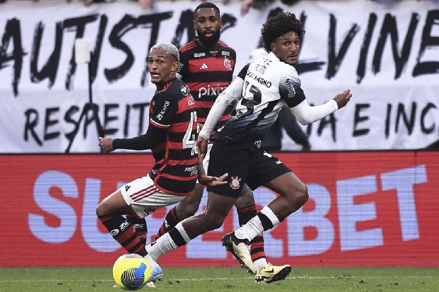 Talles Magno durante disputa de bola no Clássico do Povo