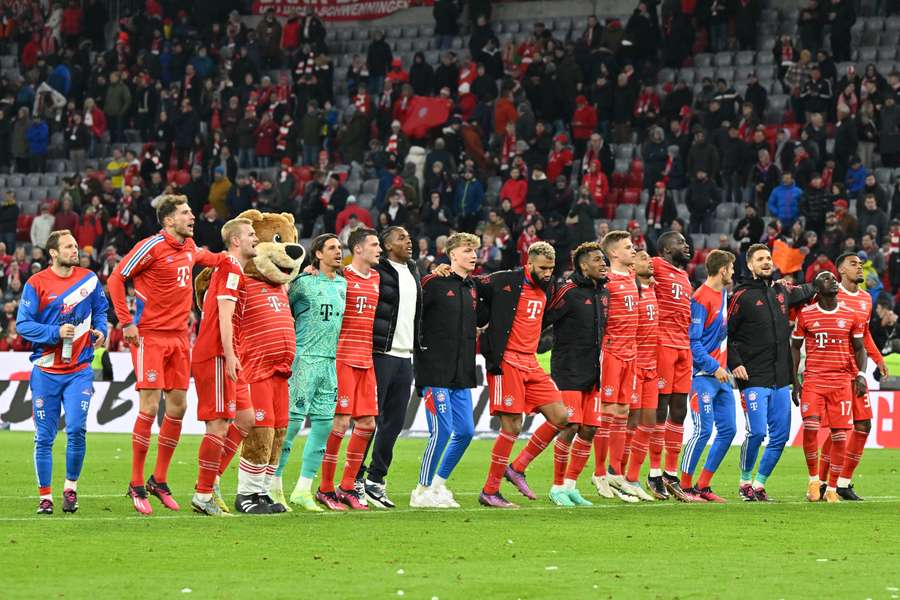 Jogadores do Bayern comemoram vitória no clássico e liderança