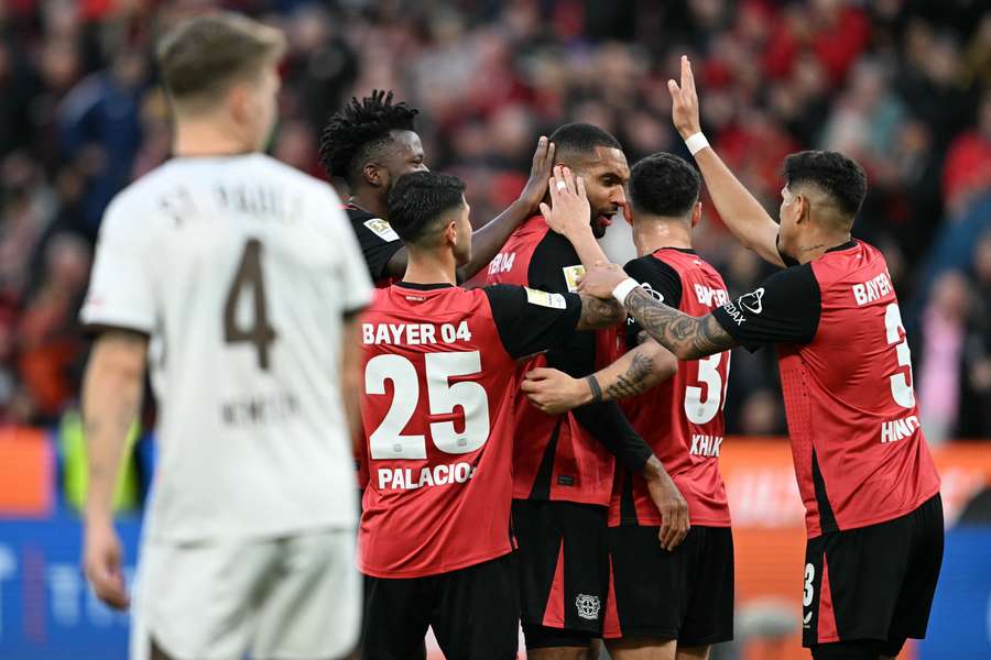 Il Leverkusen festeggia dopo un gol