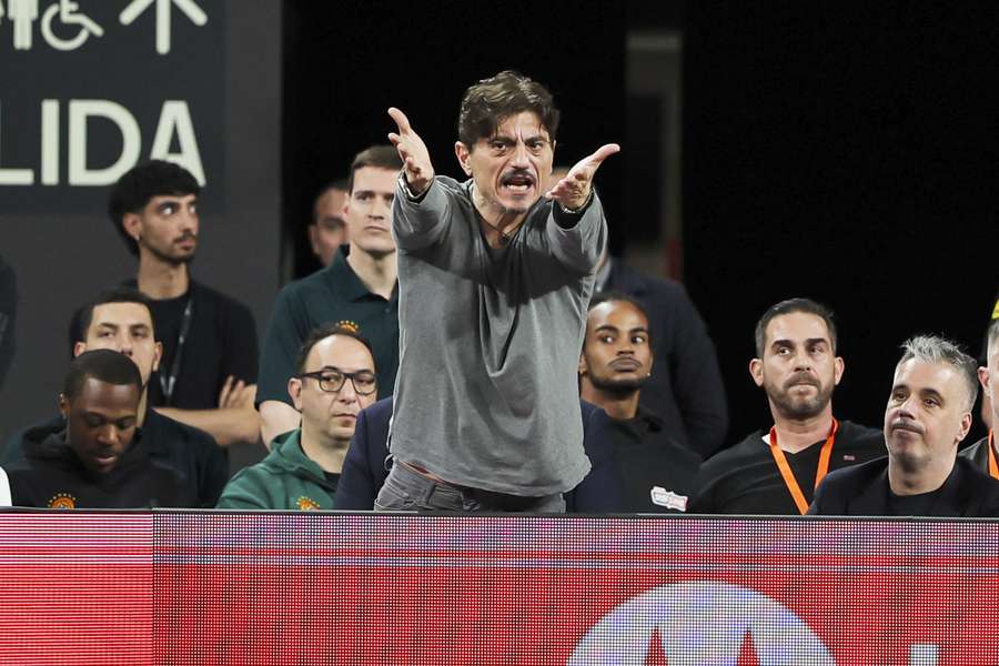 Dimitris Giannakopoulos, presidente del Panathinaikos, protestando una acción del segundo partido en Valencia