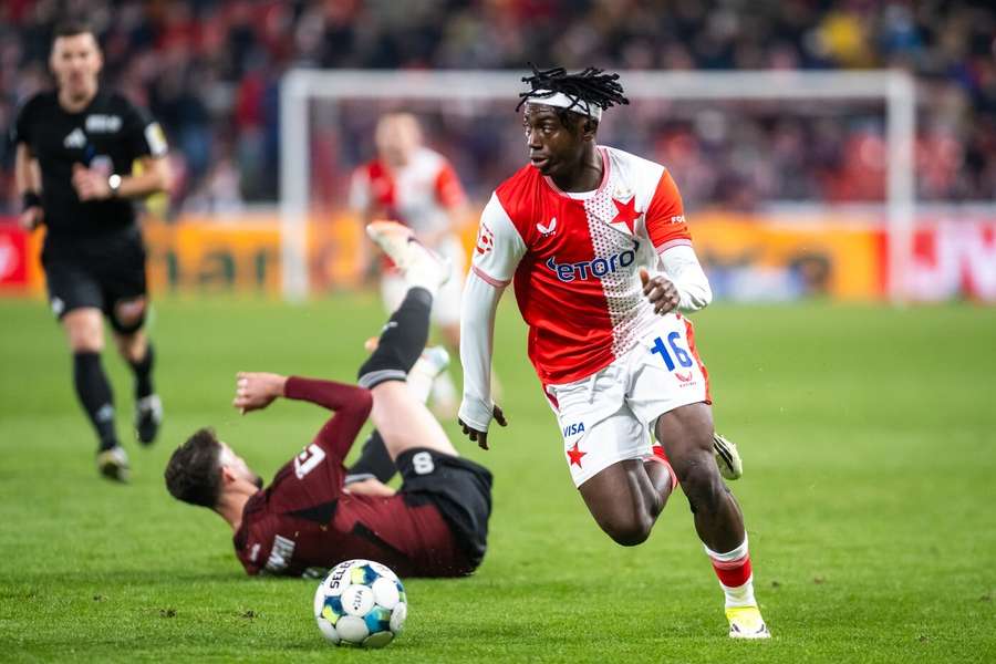 Slavia musí po derby platit.