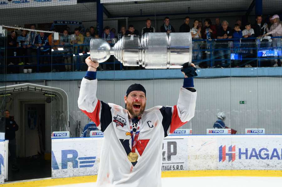 Slovan vyvesí pod strop vlajku Sersena s číslom 8.