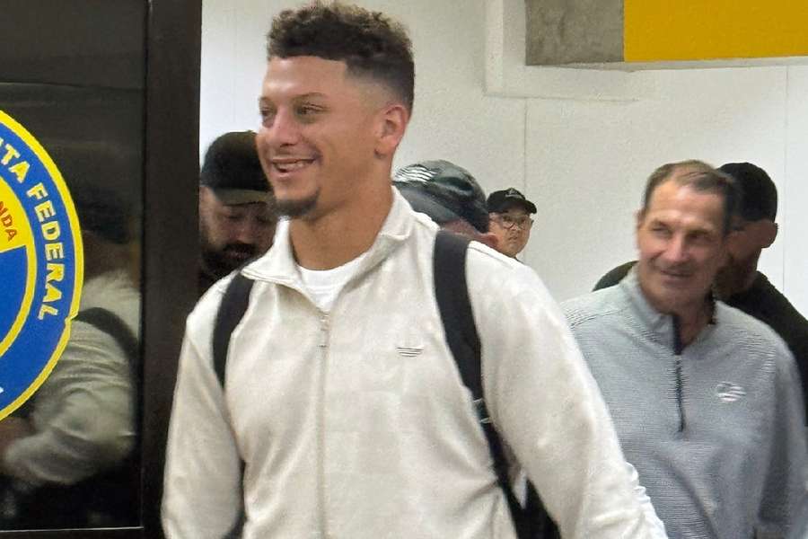 Patrick Mahomes fue recibido por los aficionados en el aeropuerto de Guarulhos