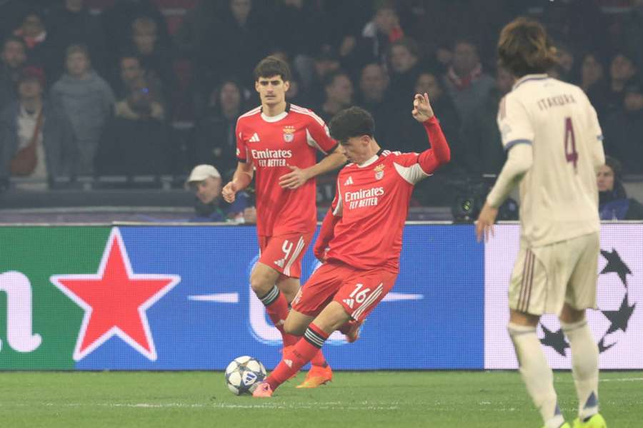 Manu Silva diante do Ajax