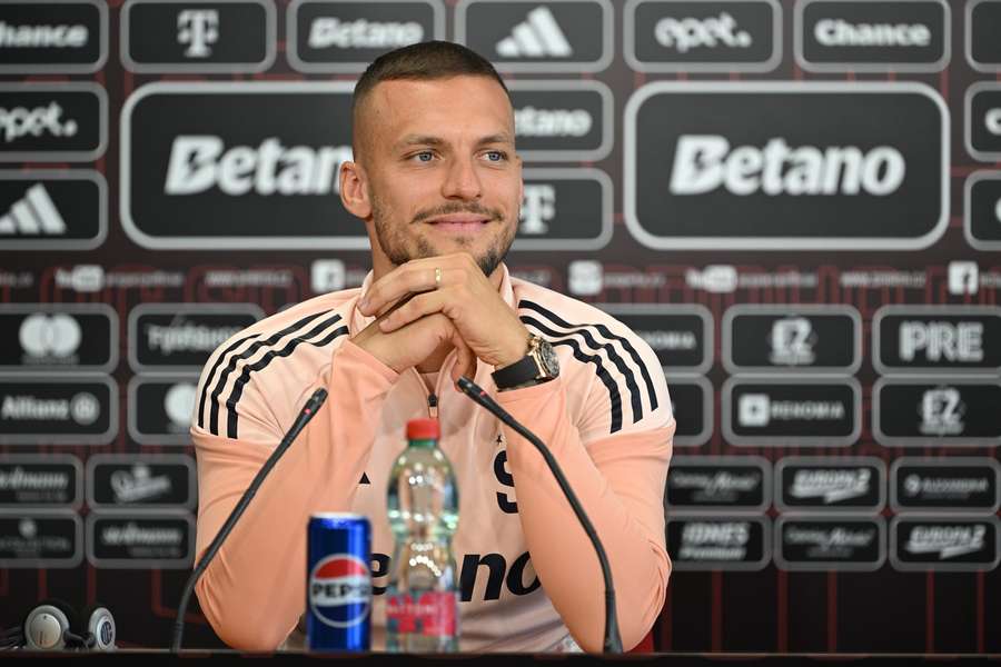 Nový kapitán Sparty Haraslín na tiskové konferenci.