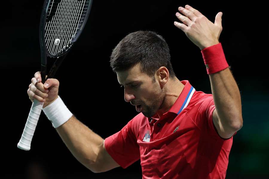 Novak Djokovic reagerer under Serbiens nederlag i doublesemifinalen mod Italien.