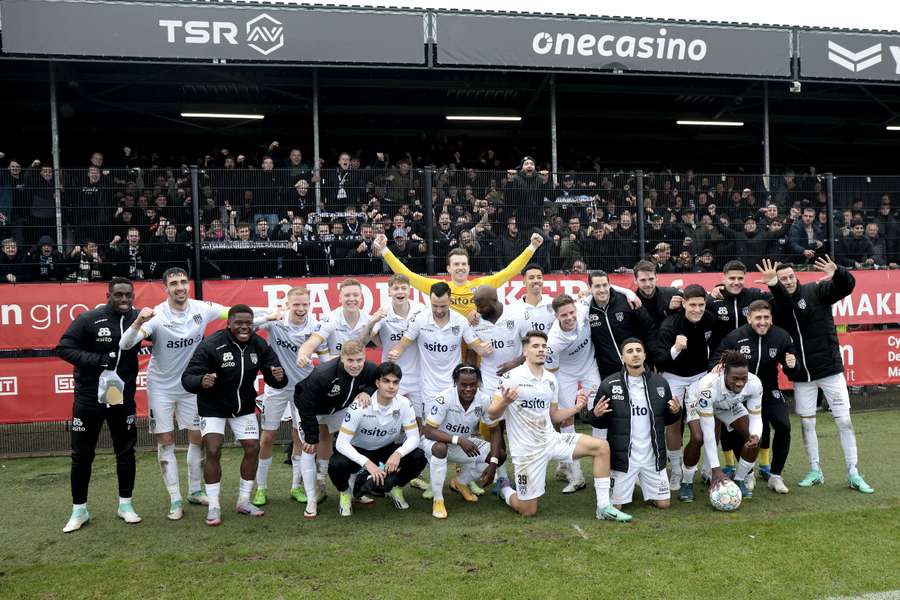 De spelers van Heracles vieren de dikke overwinning voor het uitvak