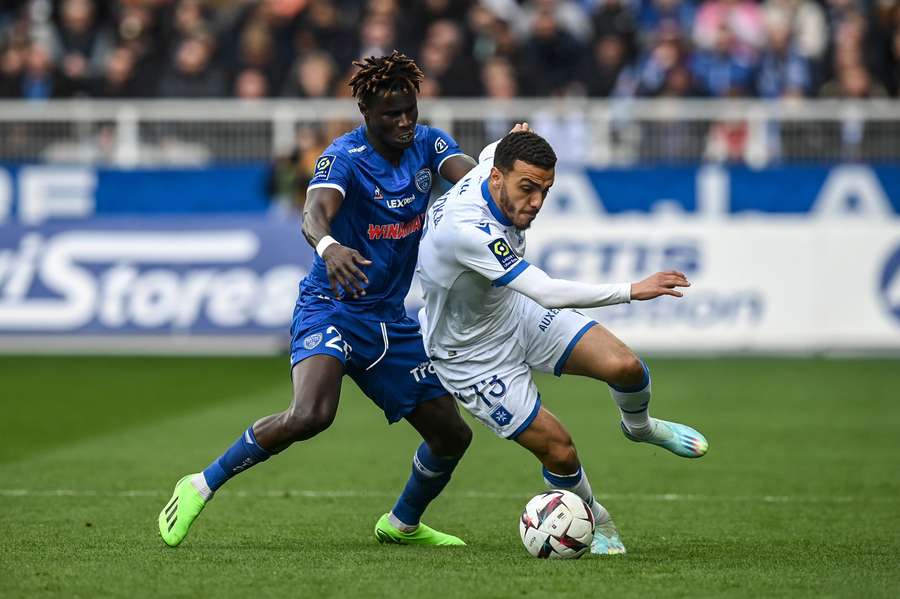 Auxerre a coulé Troyes