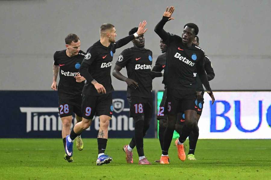 Jucătorii lui FCSB sărbătoresc un gol Jucătorii lui FCSB sărbătoresc un gol