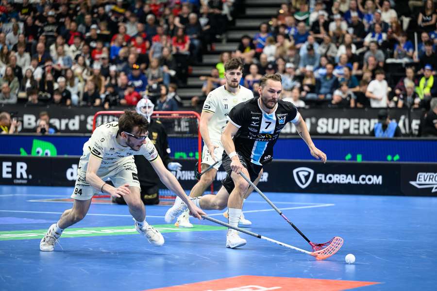 Střešovický Petr Majer (vlevo) v souboji s Milanem Tomašíkem v loňském superfinále.