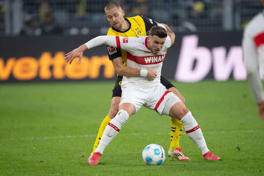Waldemar Anton im Zweikampf mit Ermedin Demirovic
