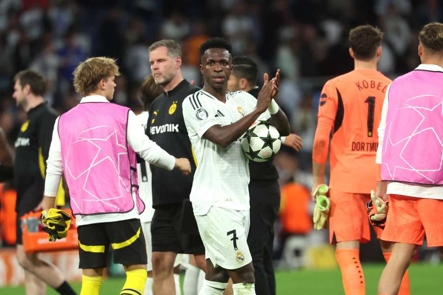 Vinicius se lleva el balón tras su hat-trick al Dortmund