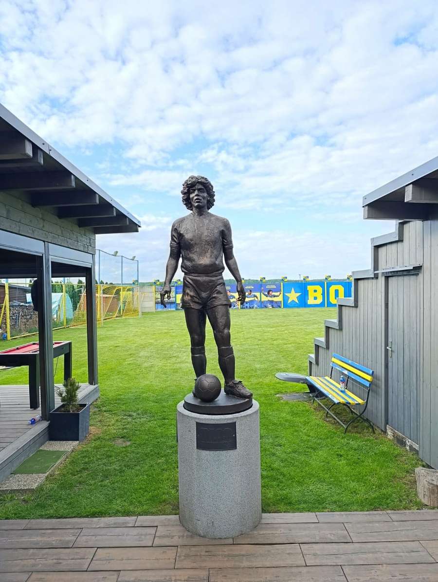 Statua di Diego Maradona nel giardino di Miroslav Urbanec.
