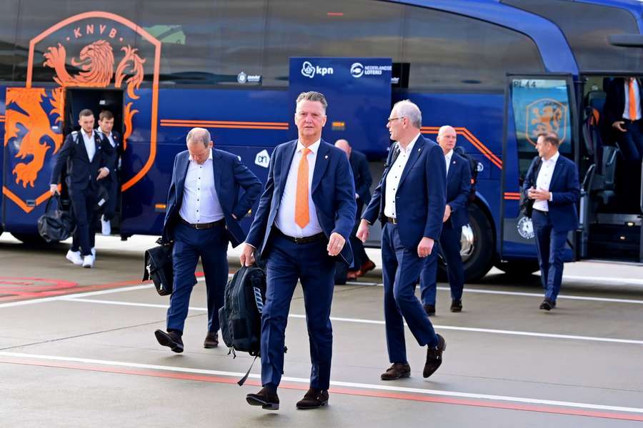 Louis van Gaal op Schiphol, op weg naar Doha