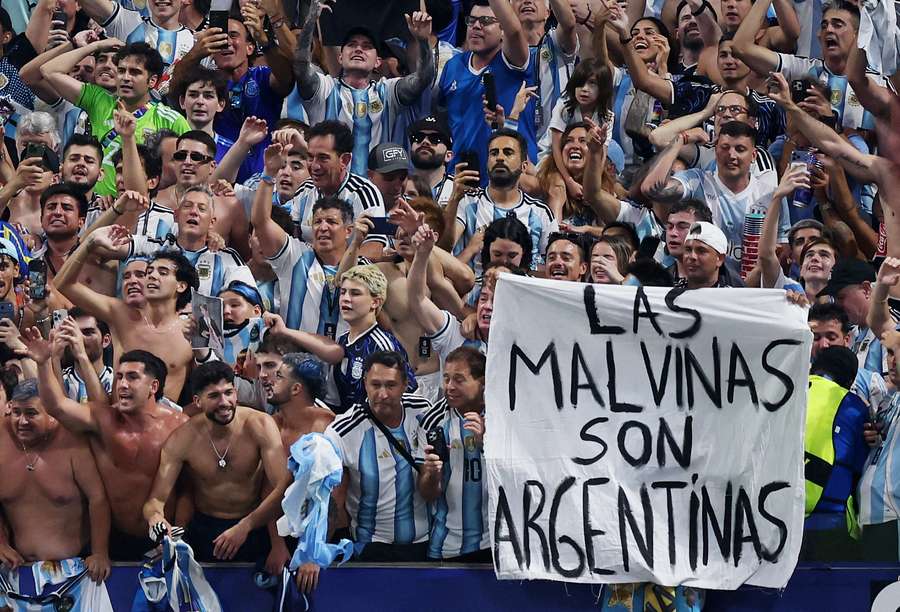 Auch die Fans hielten das Banner in die Höhe Auch die Fans hielten das Banner in die Höhe
