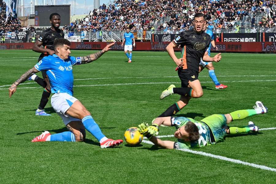 O Napoli parou em Radu, goleiro do Venezia