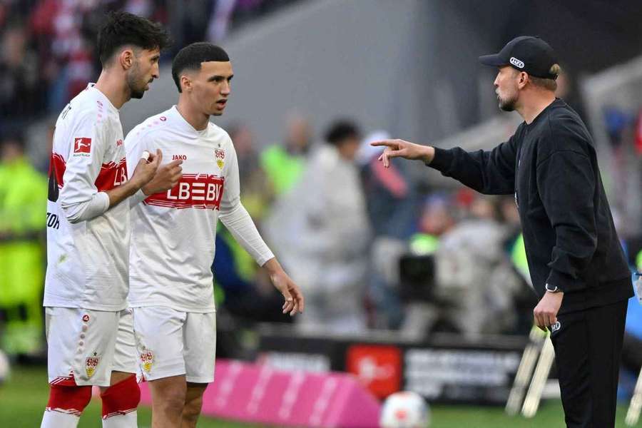 Sebastian Hoeness  le dă indicații jucătorilor de la Stuttgart