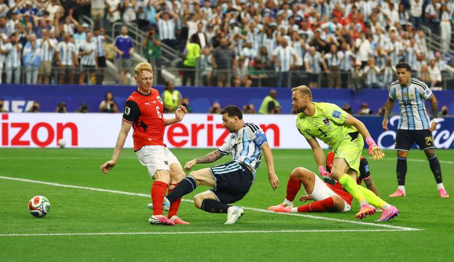 Messi slots home his second Messi slots home his second