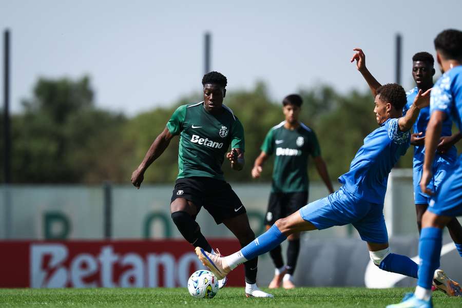Issa Doumbia em ação diante do Torreense