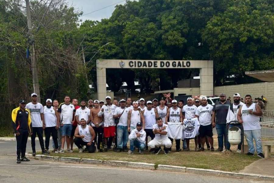 Torcedores foram ao CT do Atlético para fazer cobranças
