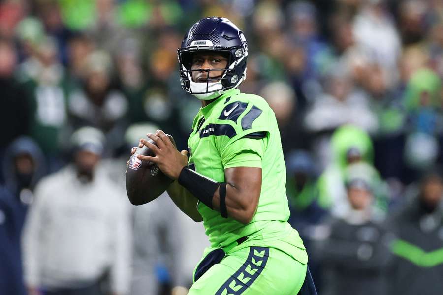 Seahawks quarterback Geno Smith stepping back for a pass against the Green Bay Packers