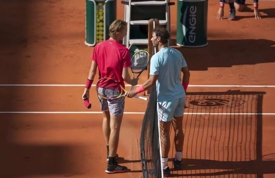 Z tohoto utkání na French Open 2020 má Korda cenný suvenýr –⁠ Nadalovo tričko.