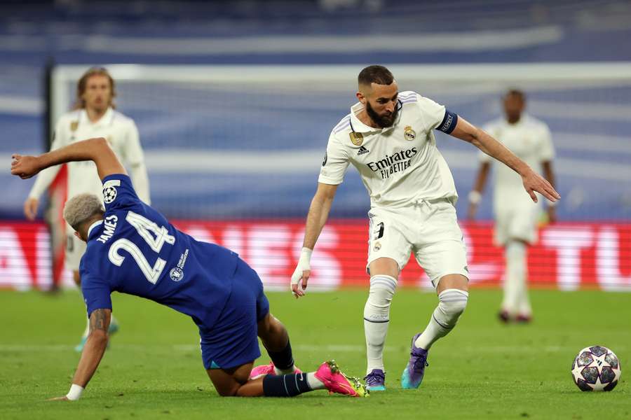 Reece James, defensor inglês do Chelsea, disputa com o atacante francês do Real Madrid Karim Benzema